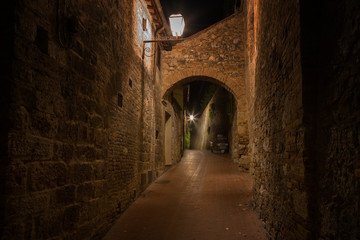 Fototapeta premium Medieval streets of San Gimignano at night, Tuscany, Italy