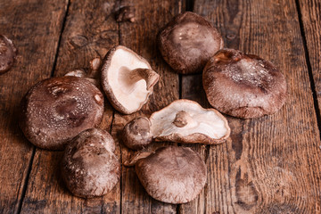 Shiitake Pilze auf Holztisch rustikal 