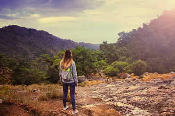 Fototapeta premium Młoda piękna dziewczyna w bluzie z kapturem i plecaku turystycznym patrząc na niesamowity krajobraz z góry Hemera w Turcji.