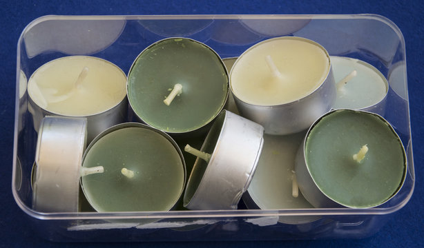 Velas planas y de tamaño pequeño para colocar dentro de objetos decorativos.