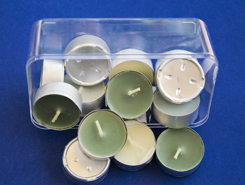 Velas planas y de tamaño pequeño para colocar dentro de objetos decorativos.