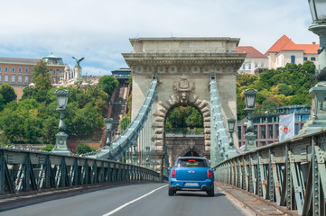 Fahrt über die Kettenbrücke zur Budapester Burg © FotoFrank