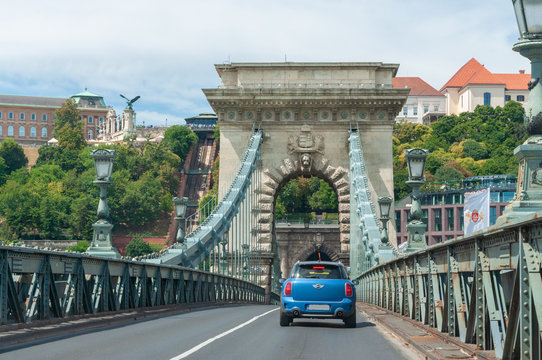 Fahrt &uuml;ber die Kettenbr&uuml;cke zur Budapester Burg