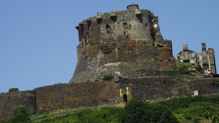 Vue du donjon du château du village de Murol 