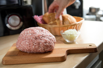 Frau bereitet Schweinefleisch Mett und Brötchen in Küche für Party vor