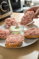 Frau isst Mett Brötchen mit Zwiebeln für deftige Deutsche Mahlzeit