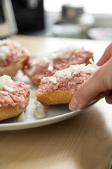 Frau isst Mett Brötchen mit Zwiebeln für deftige Deutsche Mahlzeit