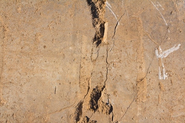 Cracked brown concrete wall, cracked background