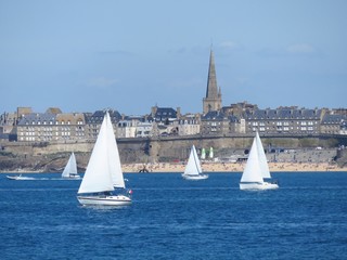 Régate de voiliers au large de la ville fortifiée de Saint-Malo, en Bretagne (France) © Florence Piot