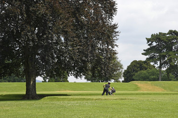 frau mit kinderwagen in parklandschaft in unesco welterbe kloster lorsch