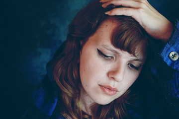 Retrato de una mujer joven y triste 