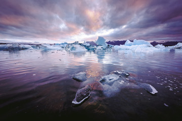 Icebergs dans la lagune glaciaire de Jokulsarlon. Parc national de Vatnajokull, sud-est de l& 39 Islande, Europe.