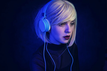 Retrato artístico futurista de un androide que parece una chica