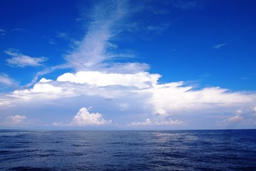 Obraz premium Seascape view of clear blue summer sky on clear day over horizon