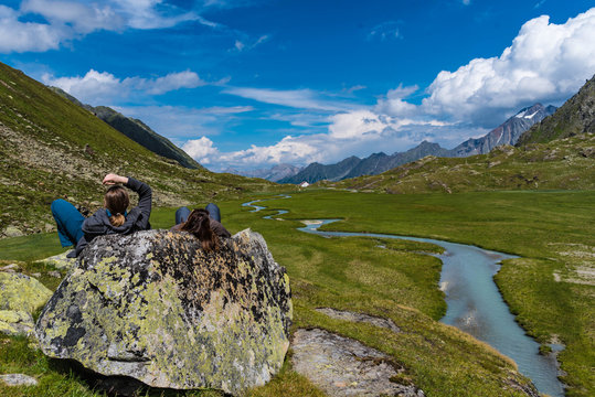 Wanderer beim Sonnenbad am Fels im Stubaital