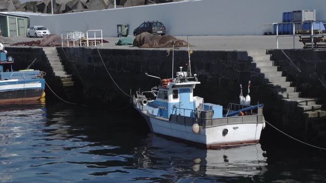 Barco de pesca amarrado