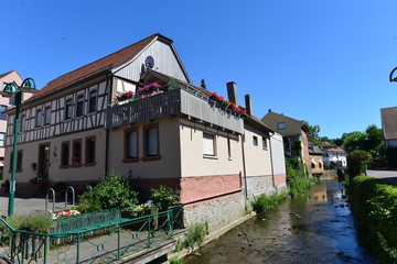 Fototapeta na wymiar Die Modau in Ober-Ramstadt im Landkreis Darmstadt-Dieburg 