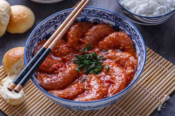 Singaporean chili shrimps with beer and chinese buns