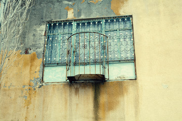Необычное окно с балконом крупным планом - obrazy, fototapety, plakaty