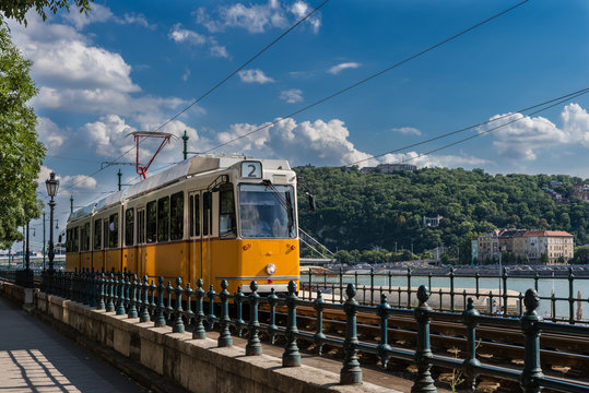 Budapest – Straßenbahn an der Donau