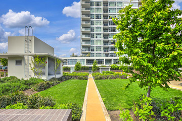 Obraz na płótnie Canvas Luxury apartment building features open-air park.