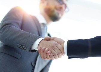 Obraz premium Successful business people handshaking after good deal.