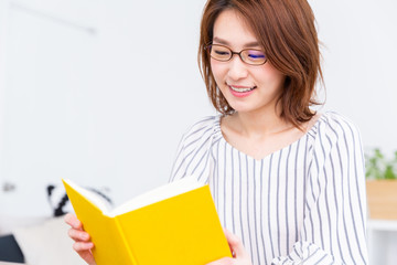 本を読む女性