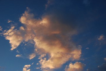 nuage rose et ciel bleu