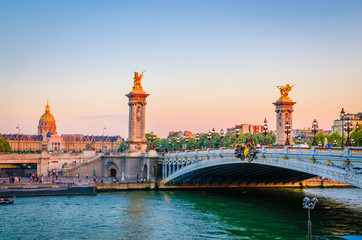 Schöne Aussicht auf den Sonnenuntergang auf Pont Alexandre III und Les Invalides in Paris, Frankreich