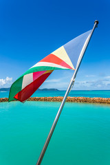 drapeau des Seychelles flottant sur le port de Sainte-Anne, Praslin 