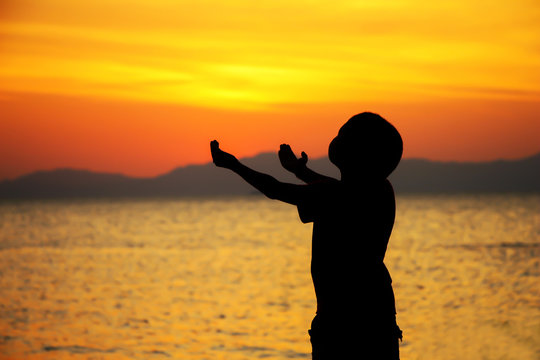 silhouette boy praying