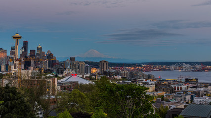 Obraz premium Seattle skyline at dusk with Mount Rainier