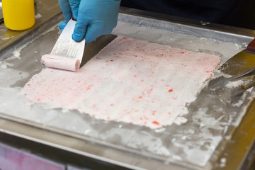 ice cream, cooking rolls of ice cream with strawberries