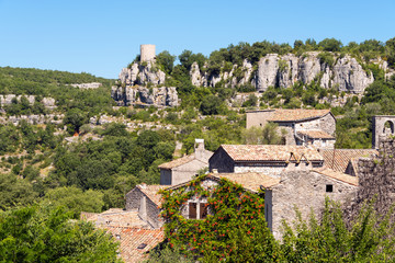 Blick auf den mittelalterlichen Ort Balazuc im Department Ardeche in S&uuml;dfrankreich mit Felsw&auml;nden im Hintergrund