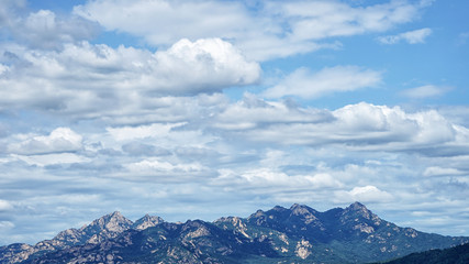 Obraz na płótnie Canvas Mountain with cloudy sky
