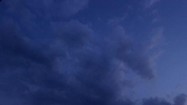 De avond valt Wolken razen voorbij