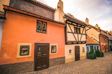 Das Goldene Gässchen (Zlatá ulička) auf dem Areal der Prager Burg in Sommer