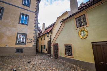 Fototapeta premium Das Goldene Gässchen (Zlatá ulička) auf dem Areal der Prager Burg in Sommer