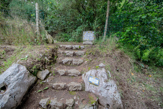 Der philosophische Park "Parco Filosofico" in Anacapri auf der italienischen Insel Capri in Fr&uuml;hling.
