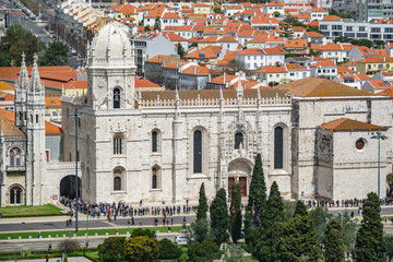 Fototapeta na wymiar Hieronymites monastery tourists in Lisbon