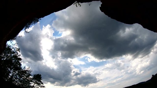 B&uuml;ttelfelsen, Dahner Felsenland, ausblick, Durchblick, Wolkenhimmel