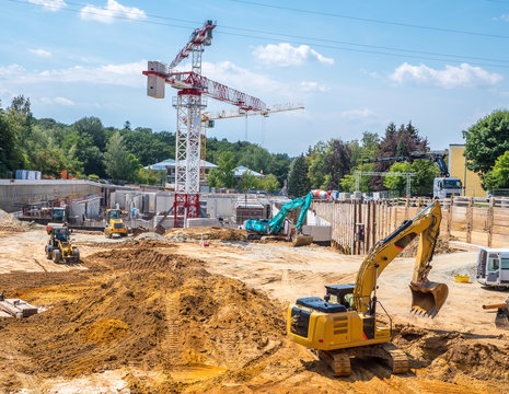 Gro&szlig;baustelle mit Baumaschinen