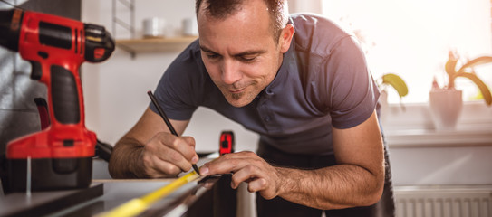 Man using a measuring tape