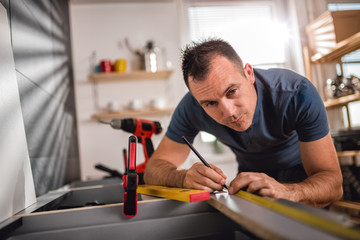 Man using a measuring tape