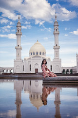 Fototapeta na wymiar girl on the background of the mosque