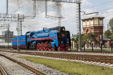 Obraz premium Steam locomotive of series P36 0027 produced in the USSR from 1950 to 1956 in action on the demonstration of a retro steam trains in Moscow region