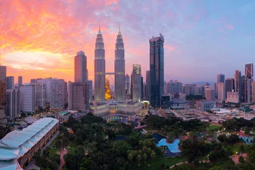 Poster Bovenaanzicht van de skyline van Kuala Lumpur met prachtige lucht bij zonsondergang. © structuresxx