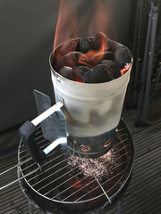 Anz&uuml;ndkamin auf Holzkohlegrill