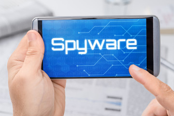 Smartphone mit dem Text Spyware auf dem Display