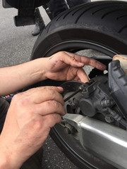 Schmutzige Finger bei Motorrad Reparatur